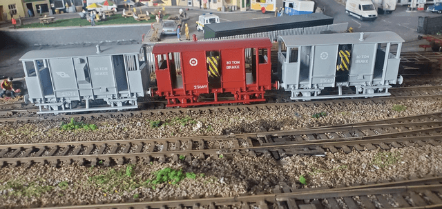 30 ton brake van CIE brown/red 