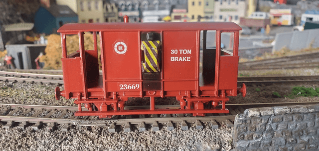 30 ton brake van CIE brown/red 